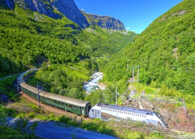 Flam_Bahn_Landschaft | © Shutterstock