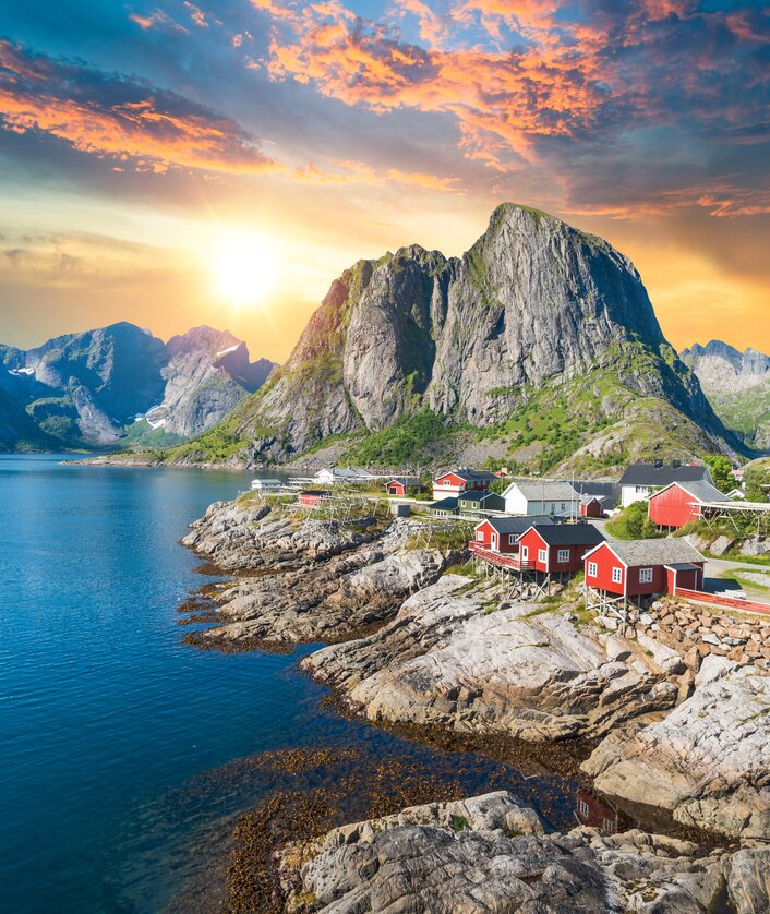 Panoramasicht der Lofoten in Nowegen bei Sonnenuntergangsstimmung | © GettyImages.com/Teradat Santivivut