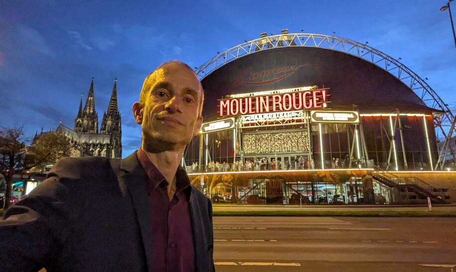 Ameropa Mitarbeiter vor dem MOULIN ROUGE! Das Musical | © Dirk Hendriks
