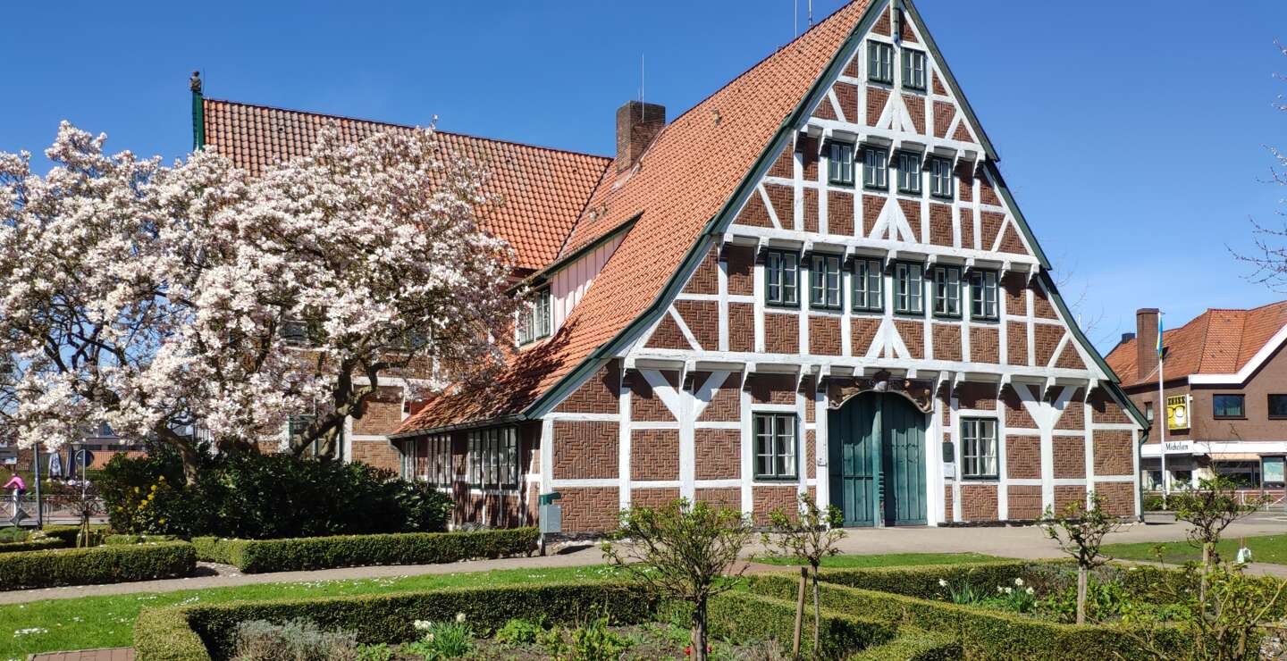 Ein Fachwerkhaus und Apfelblüte im Altes Land bei Hamburg | © Jens Hinsche