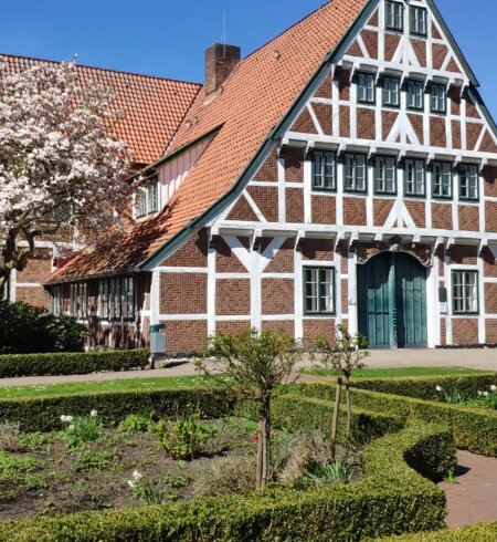 Ein Fachwerkhaus und Apfelblüte im Altes Land bei Hamburg | © Jens Hinsche