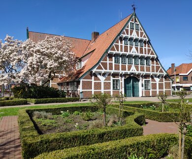 Ein Fachwerkhaus und Apfelblüte im Altes Land bei Hamburg | © Jens Hinsche