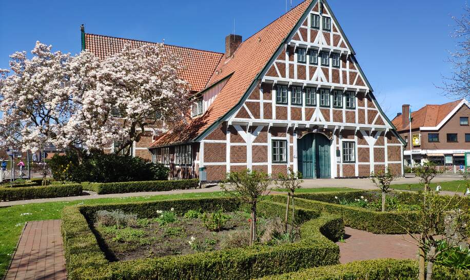 Ein Fachwerkhaus und Apfelblüte im Altes Land bei Hamburg | © Jens Hinsche