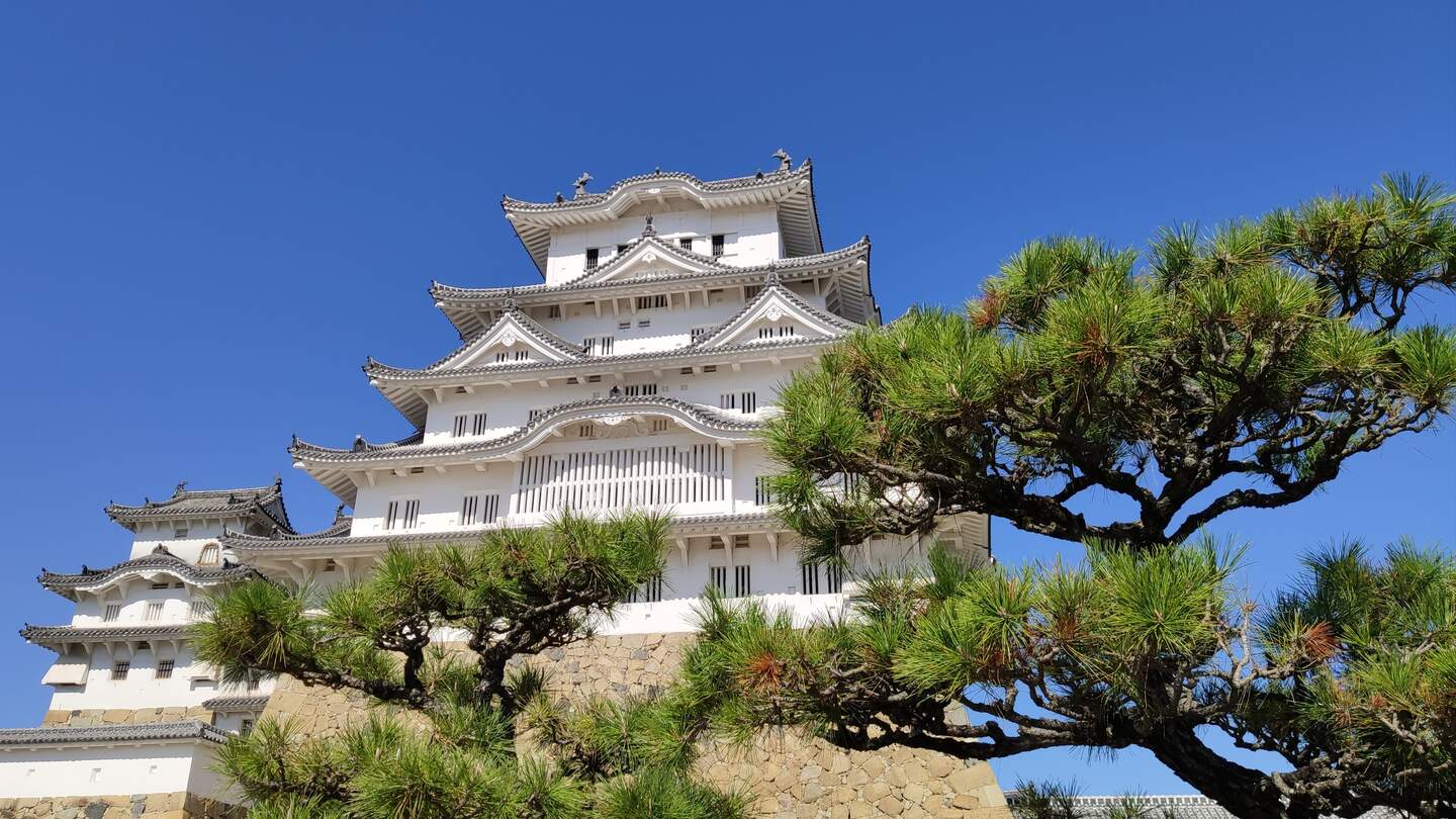 Die Burg von Himeji in Japan, wegen Ihrer leuchtenden Farbe Weiß auch Burg des weißen Reihers genannt, vor blauem Himmel | © Jens Hinsche