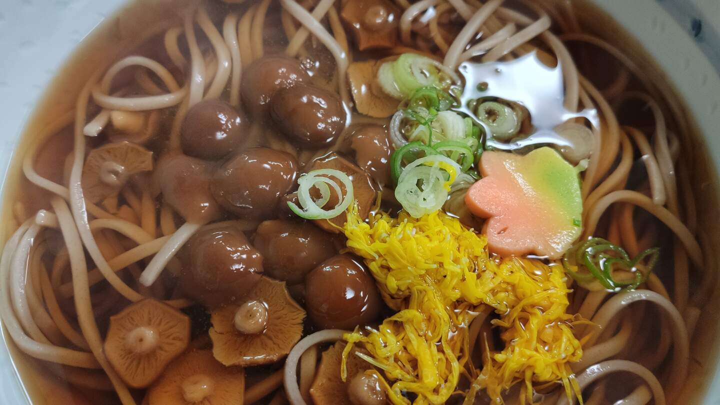 Ein typisches japanisches Gericht ist Ramen, eine Nudelsuppe mit Bouillon und Gemüse | © Jens Hinsche