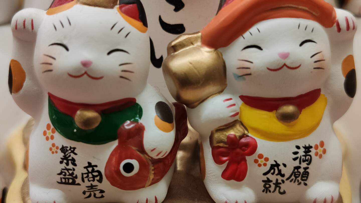 Zwei der berühmten Winkekatzen aus bemalter Keramik, ein beliebtes Souvenir aus Japan | © Jens Hinsche