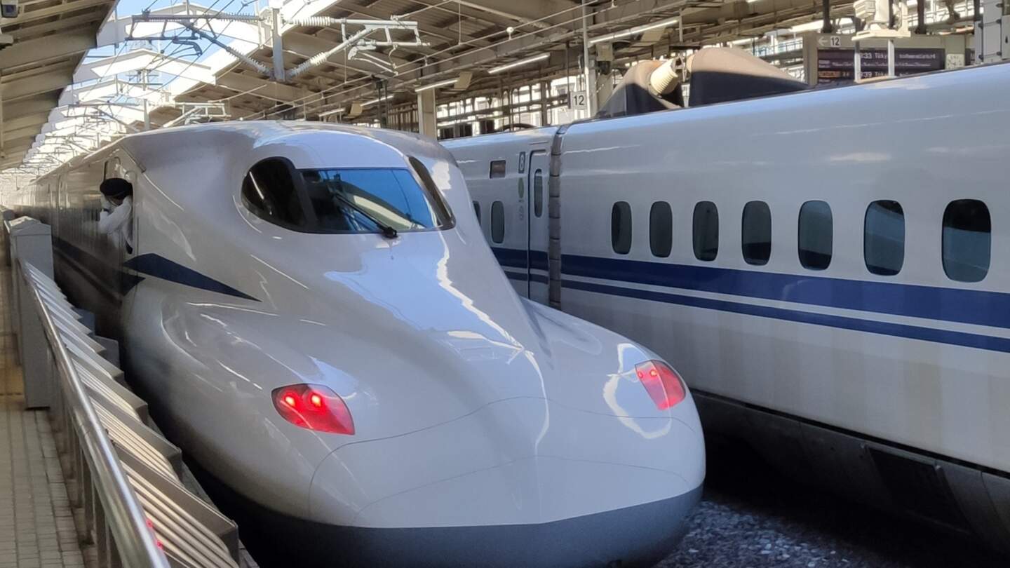 Ein Triebwagen des Hochgeschwindigkeitszuges Shinkansen Superexpress auf einem Gleis im Bahnhof Kyoto | © Jens Hinsche