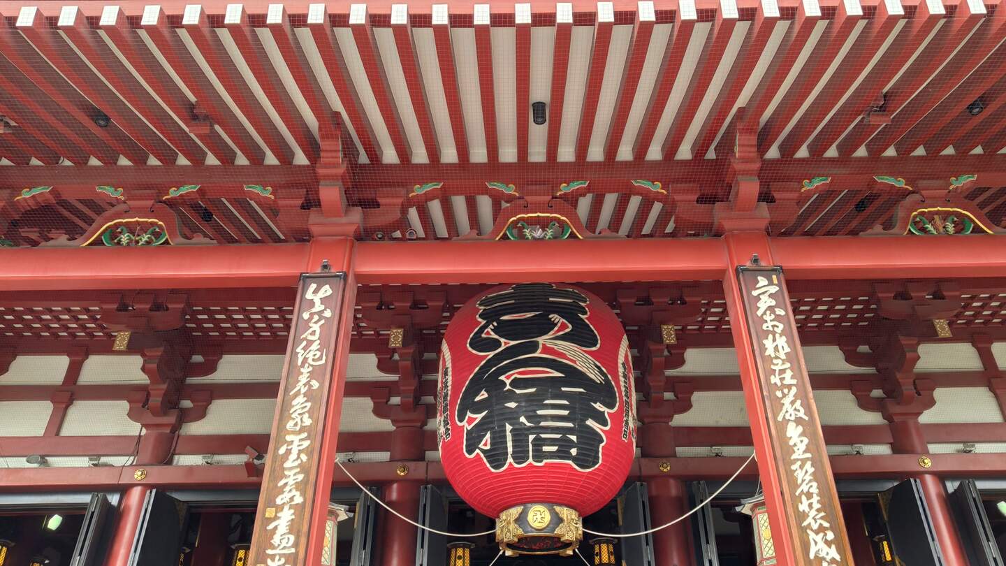 Großer roter Lampion mit schwarzen Schriftzeichen im buddhistischem Tempel Senso-ji in Tokio, Japan  | © Jens Hinsche