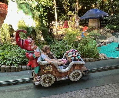 Kleines Mädchen fährt Zug in Wichtelhausen Europa-Park | © Irina Nischwitz