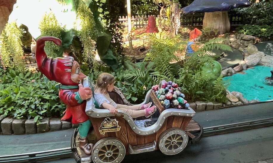 Kleines Mädchen fährt Zug in Wichtelhausen Europa-Park | © Irina Nischwitz