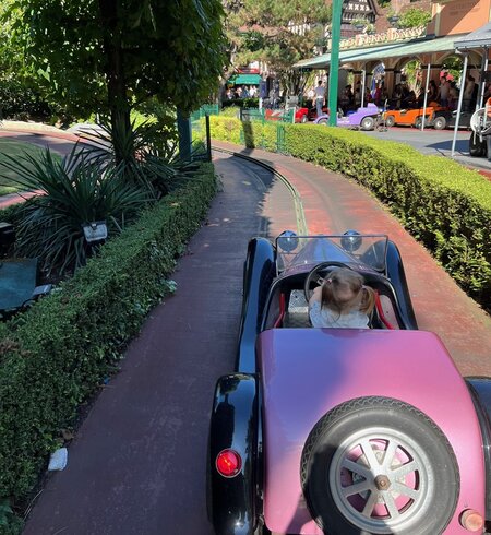 Ein Mädchen fährt ein rosanes Auto im Europa Freizeitpark | © Irina Nischwitz