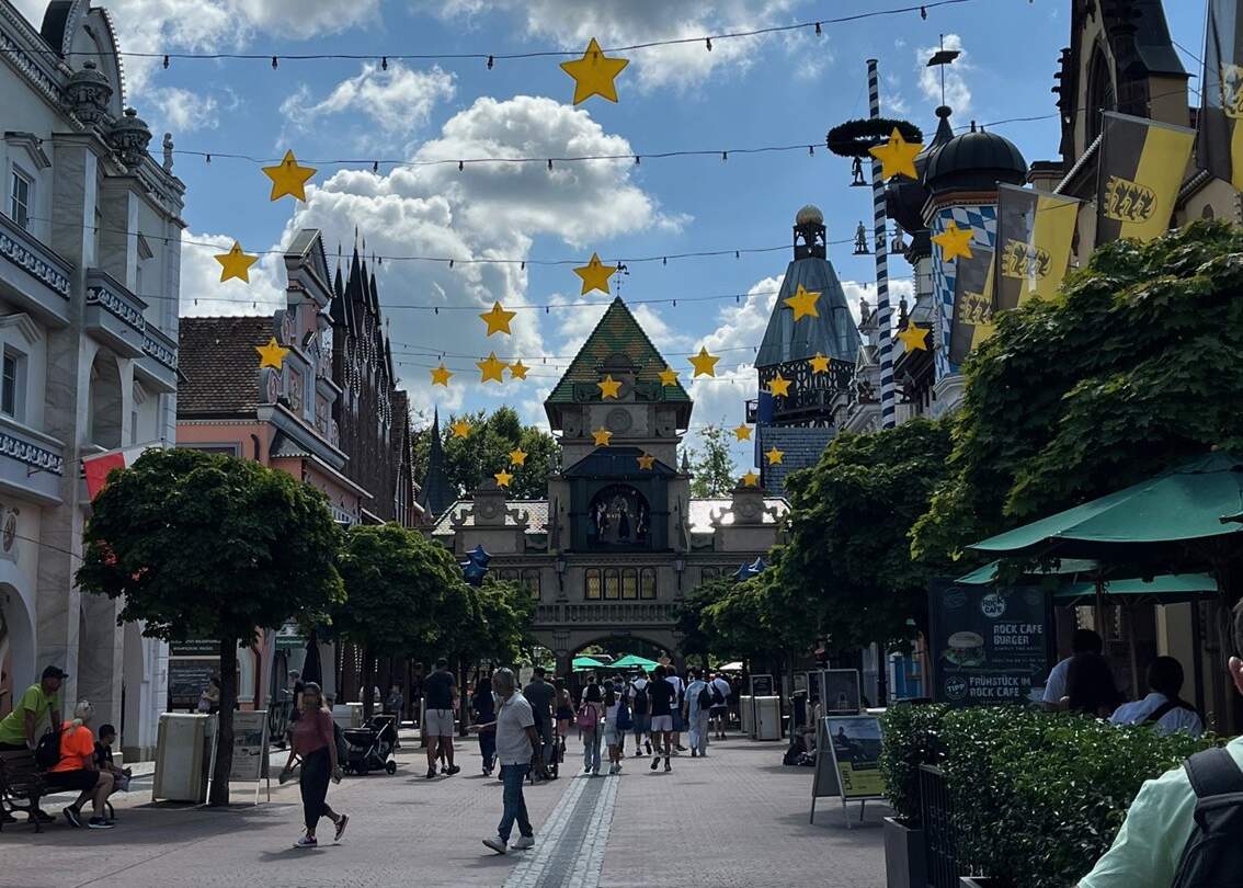 Blick auf die belebte Promenade im Europa-Park | © Irina Nischwitz