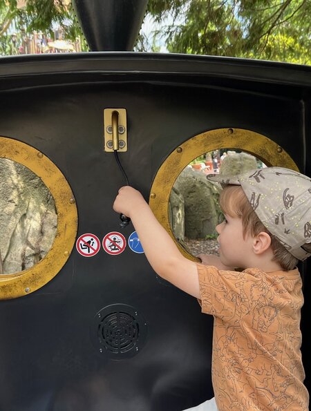 Ein Junge sitzt als Lockführer in der Attraktion Jim Knopfs Lokomotive im Europa-Park | © Irina Nischwitz