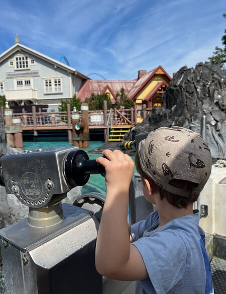 Junge schaut auf die Attraktion Whale Adventures im Europa-Park | © Marionetten-Bootsfahrt im Europa-Park