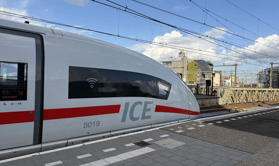Ein ICE steht im Bahnhof | © Michelle Khan