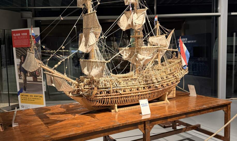 Ein Schiff in der Ausstellung des Museums Batavialand | © Michelle Khan