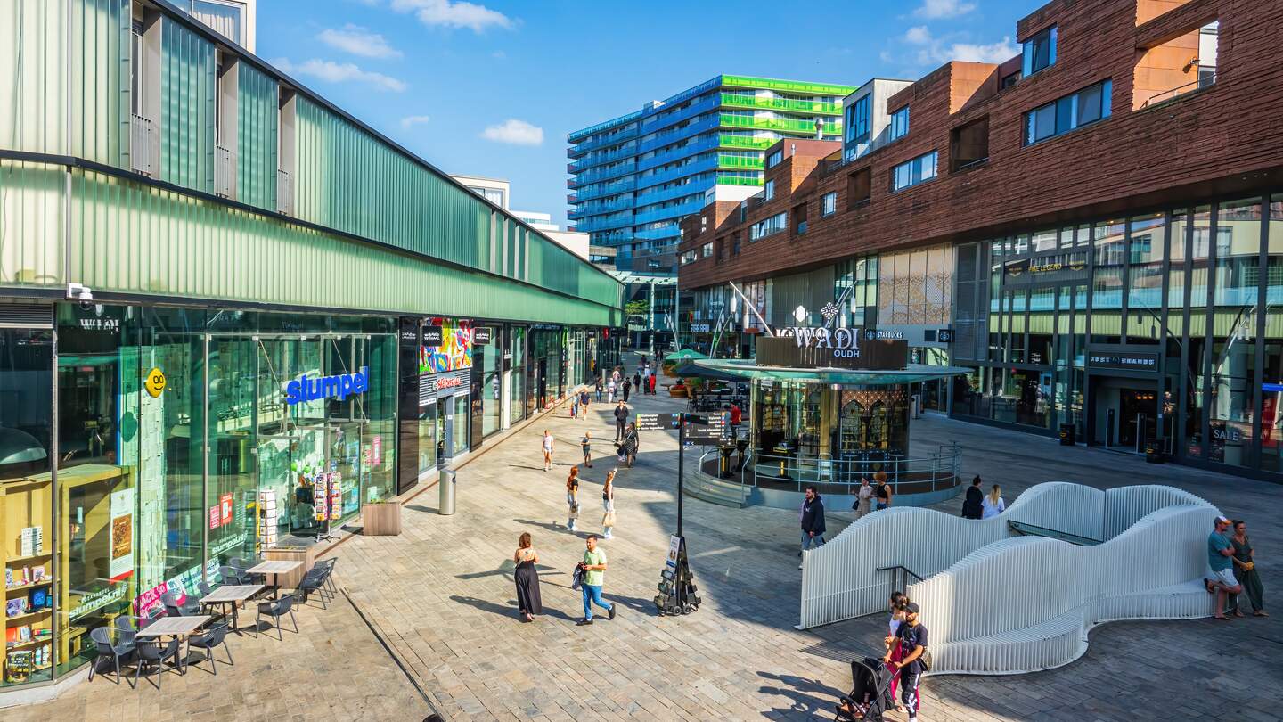 Überblick über Almere Centrum mit Läden und Menschen | © Sylvia de Zwijger
