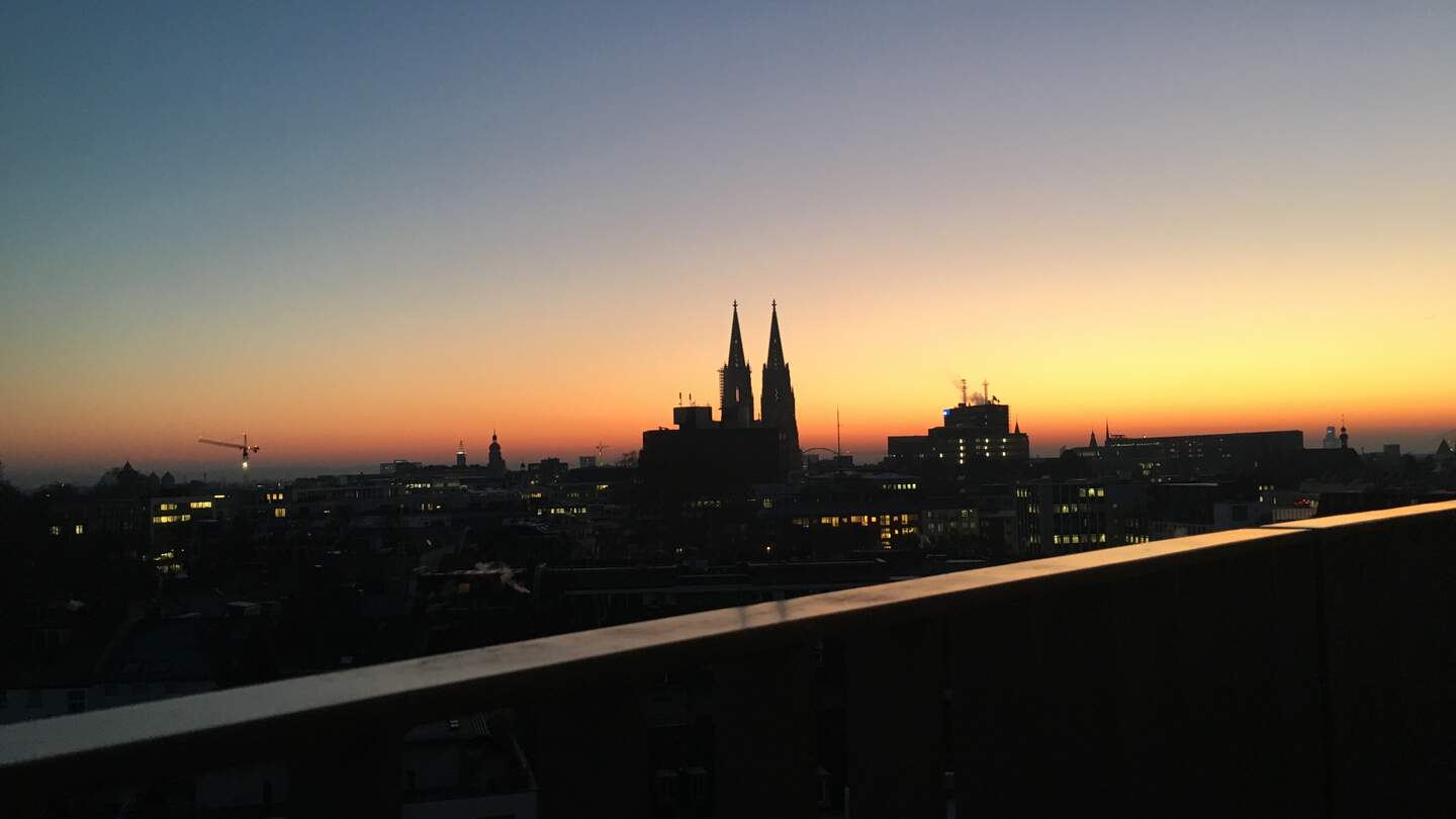 Blick auf die Kölner Skyline und den Kölner Dom im goldenen Licht des Sonnenaufgangs während dem Hotelfrühstück | © Jana Wienhusen