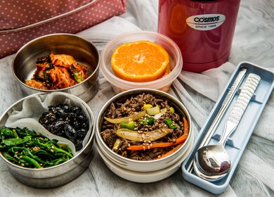 Nachtzug Reise Tipp: Snacks und Getränke mitbringen. Dargestellt durch Lunchboxen mit leckeren Gerichten, wiederverwendbarem Reisebesteck und einer Wasserflasche | © Pixabay/jyleen21