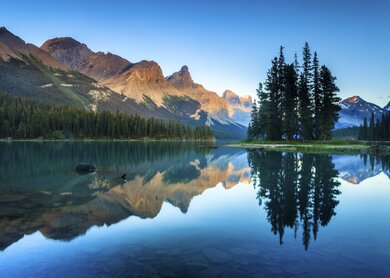 Spirit Island im Maligne Lake bei Sonnenuntergang, Jasper National Park, Alberta, Kanada. | © GettyImages.com/GlowingEarth