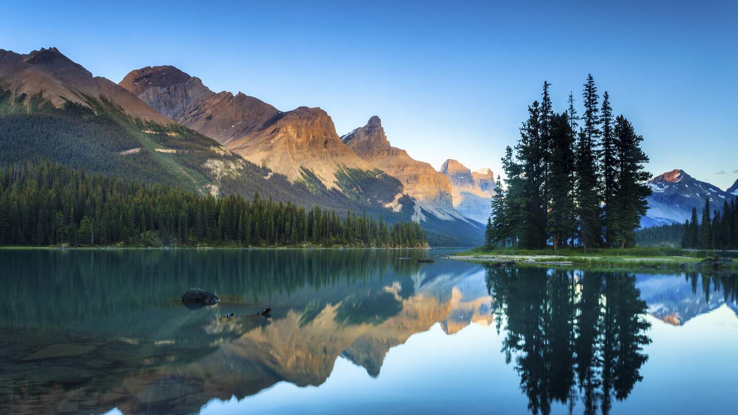 Spirit Island im Maligne Lake bei Sonnenuntergang, Jasper National Park, Alberta, Kanada. | © GettyImages.com/GlowingEarth