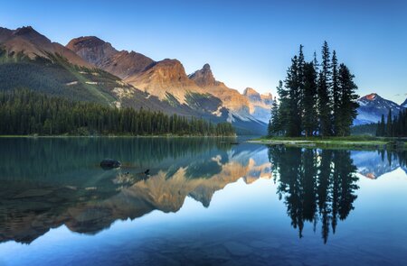 Spirit Island und der Maligne Lake in der Abendlicht, Jasper-Nationalpark | © GettyImages.com/Mark Skerbinek