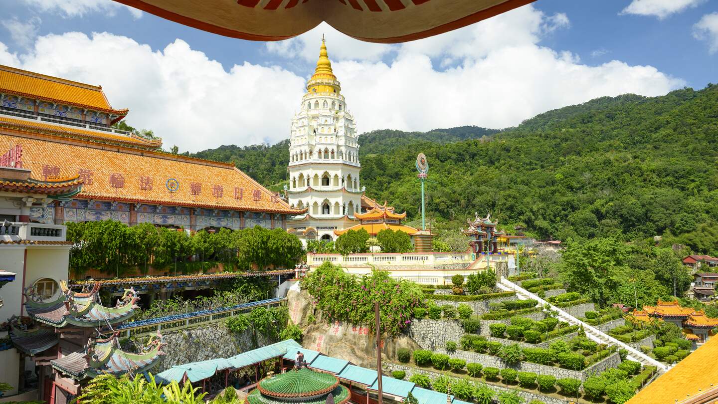 Der farbenfrohe Ke Lok Si Tempel mit Pagode in Georgetwon auf der Insel Penang in Malaysia | © GettyImages.com/Travel Wild 