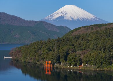 Berg Fuji und Ashi-See mit Hakone-Tempel am Wasser im Vordergrund  | © Gettyimages.com/oluolu3