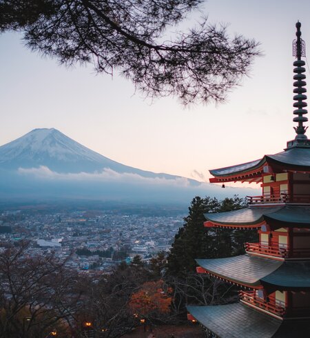 Tempel vor dem Berg Fuji am Abend mit sanften Wolken von der Chu­rei­to-Pago­de aus gesehen | © Gettyimages.com/EyeEm Mobile GmbH