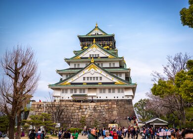 Schloss Osaka und Touristen im Fruehling in Osaka, Japan vor der Kirschbluete | © Gettyimages.com/Eloi_Omella
