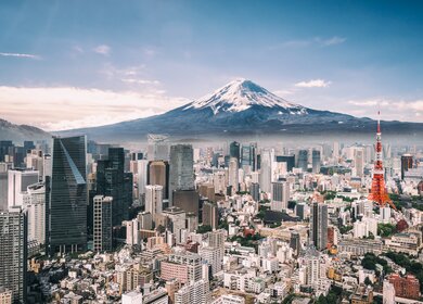 Blick auf den Berg Fuji, den Tokyo Tower und ueberfuellte Gebaeude in der Innenstadt von Tokio. | © Gettyimages.com/yongyuan