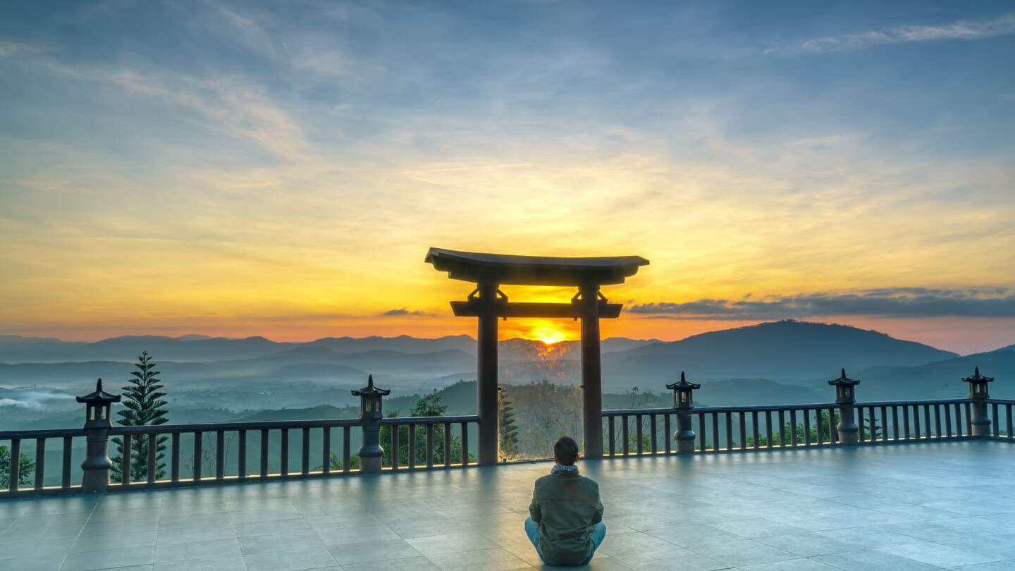  Der Mann meditiert vor dem Tempel um inneren Frieden und Seelenruhe zu finden | © Gettyimages.com/HuyThoai