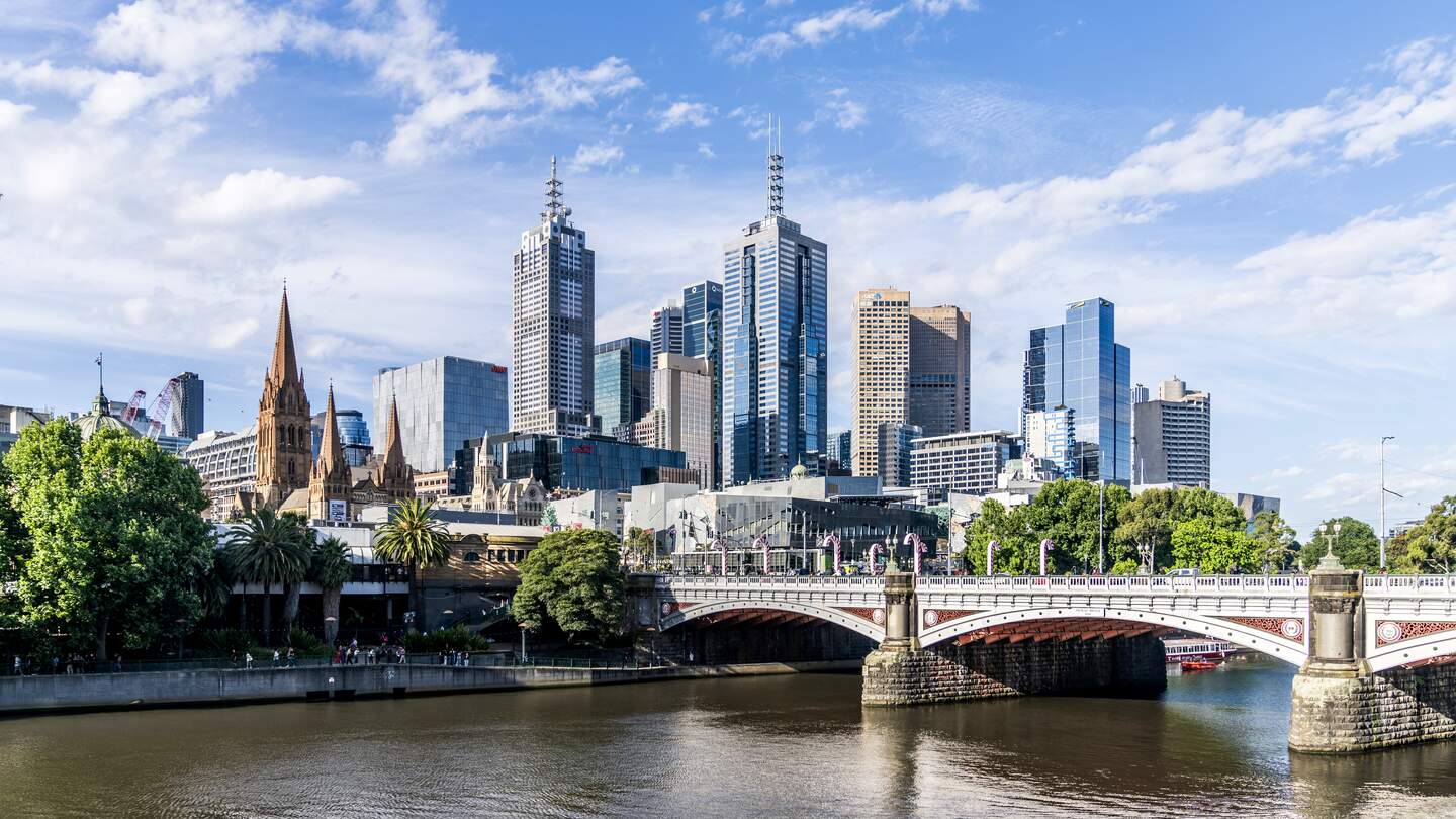 Die mit fantasievollen Wolkenkratzern gespickte moderne Skyline von Melbourne in Australien im Vordergrund ein Fluss und eine Brücke | © GettyImages.com/Mr. Fox