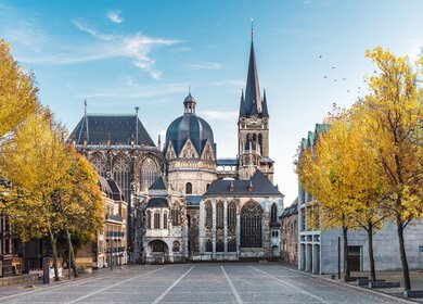 UNESCO Weltkulturerb, der riesige gotische Dom in Aachen im Herbst | © Gettyimages.com/A-Basler