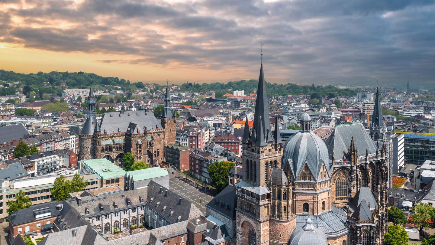 Blick auf Aachen während eines Sonnenuntergangs | © Gettyimages.com/taranchic
