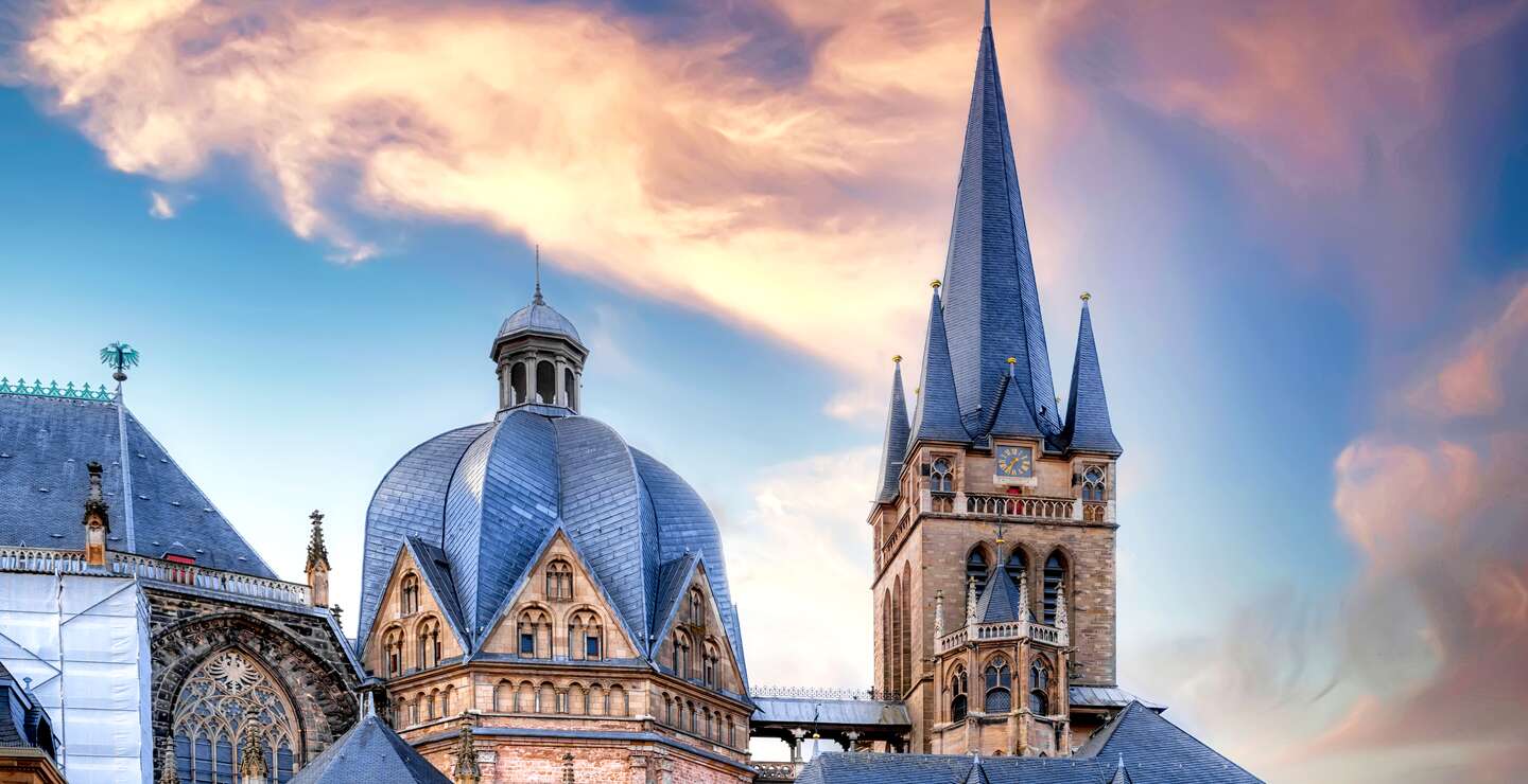 Blick auf dem Aachener Dom von Nahem an einem Abend | © Gettyimages.com/Fotomax