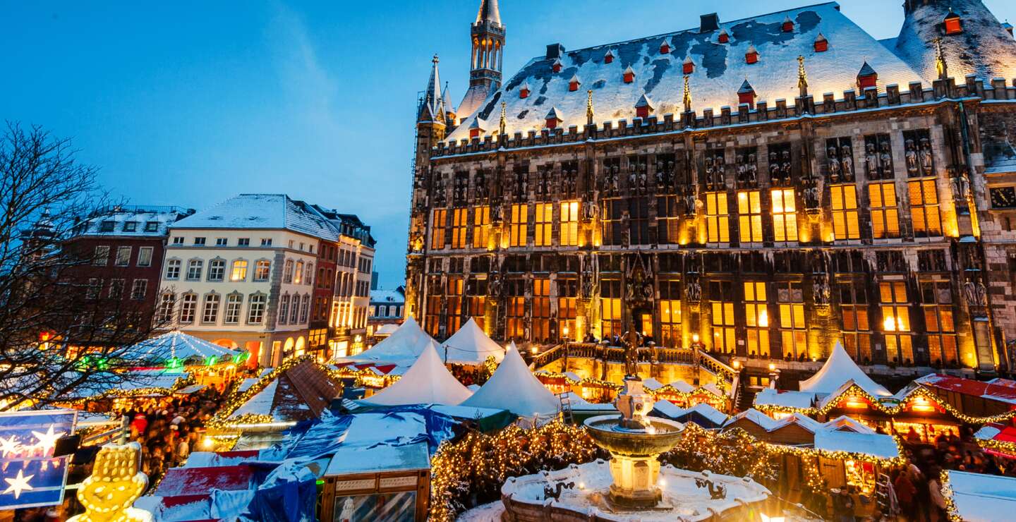 aachener weihnachtsmarkt mit schneebedeckten Daechern | © Gettyimage.com/jotily