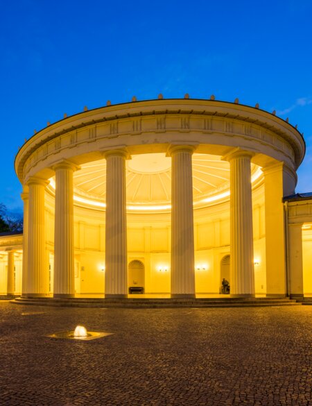 Beleuchteter Elisenbrunnen, Aachener Thermalquellen bei Nacht | © GettyImages.com/jotily