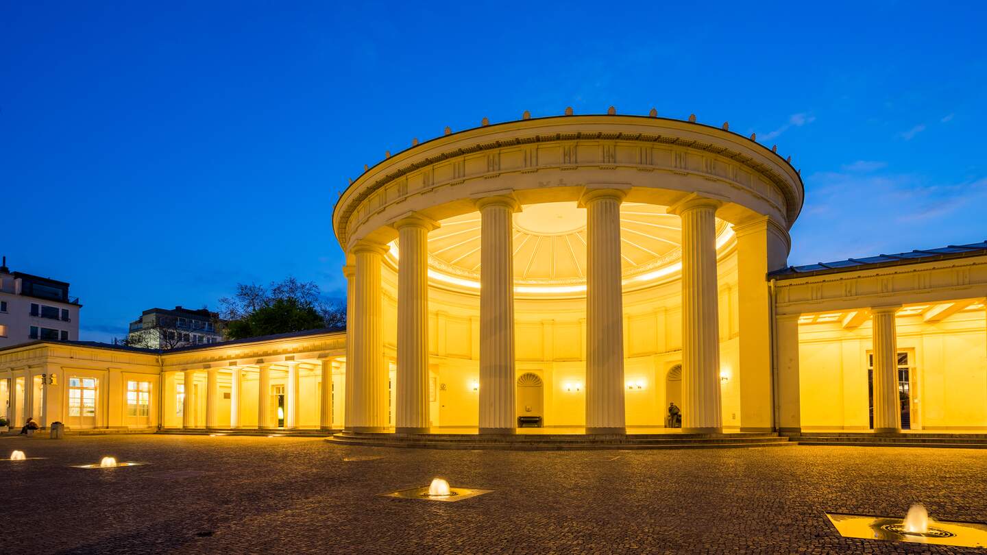 Beleuchteter Elisenbrunnen, Aachener Thermalquellen bei Nacht | © GettyImages.com/jotily