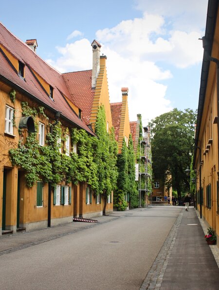 Blick auf die Fuggerei, Augsburg | © Gettyimages.com/WEKWEK