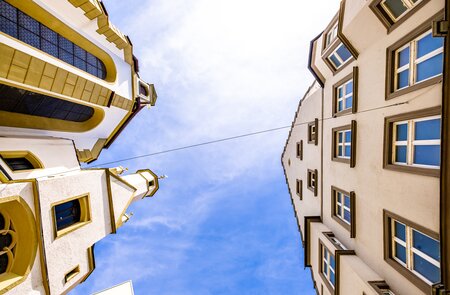 Haeuser der Augsburger Altstadt von unten | © Gettyimages.com/FooTToo