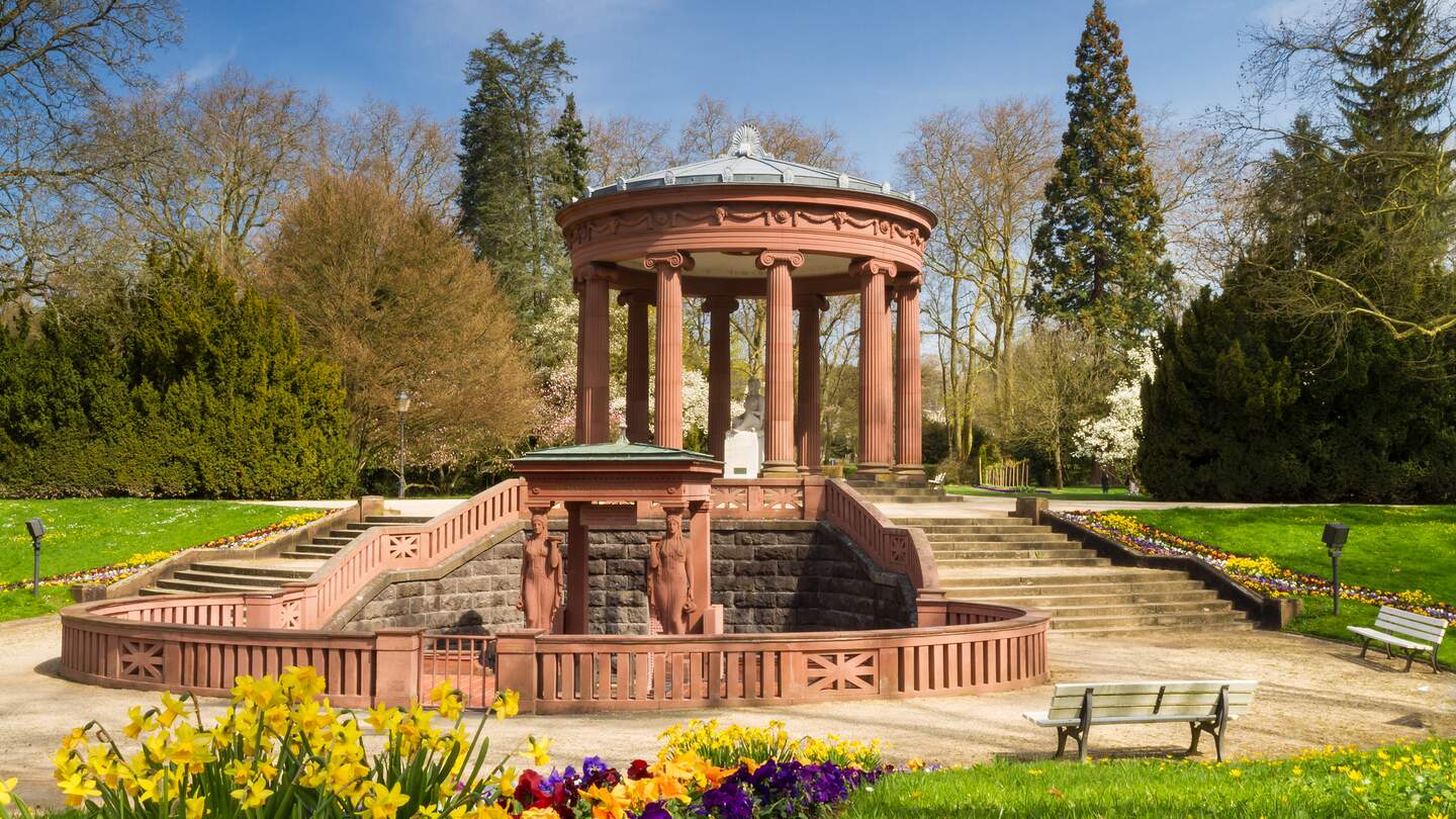 Tempel im Park von Bad Homburg im Fruehling, Hessen, Deutschland | © Gettyimages.com/maui01
