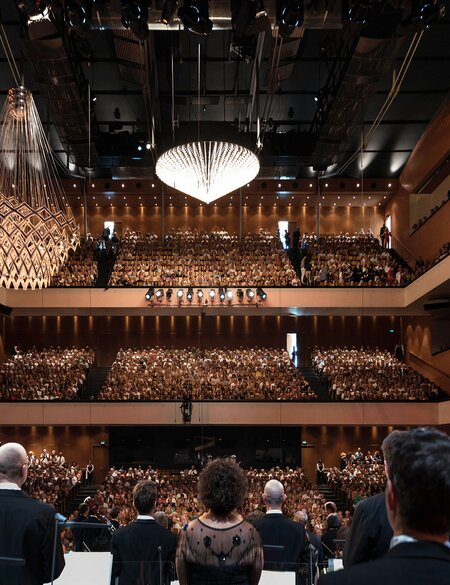Publikum des Festspielhauses in Baden Baden | © Gettyimages.com/Thomas Strauch
