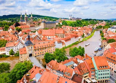 Blick von oben auf die Bamberger Altstadt | © Gettyimages.com/saiko3p