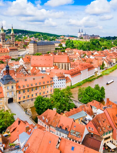 Blick von oben auf die Bamberger Altstadt | © Gettyimages.com/saiko3p