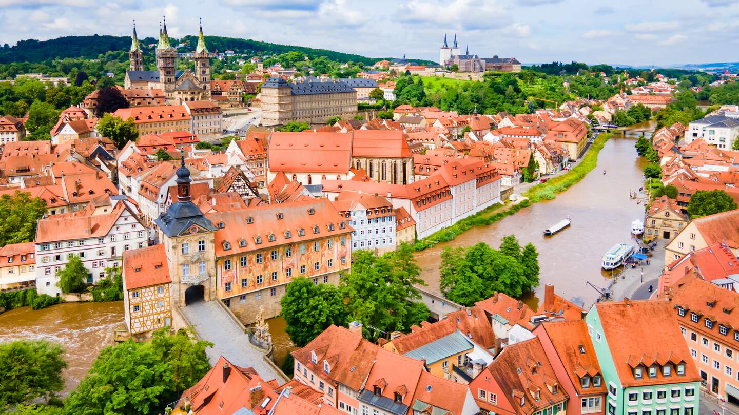 Blick von oben auf die Bamberger Altstadt | © Gettyimages.com/saiko3p