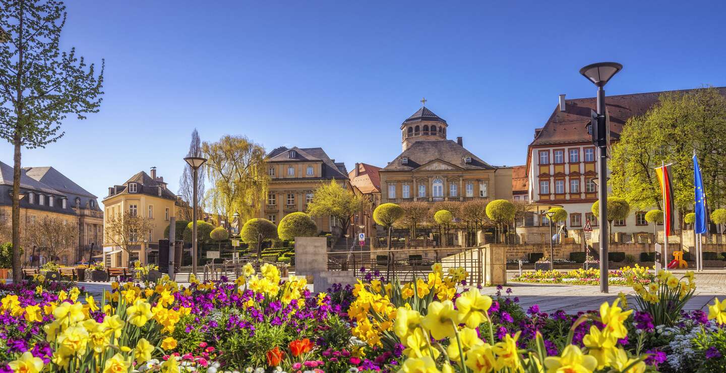 Blick auf den neu sanierten La-Spezia-Platz in Bayreuthan einem schoenen Fruehlingstag mit bunten Blumen  | © GettyImages.com/Juergen Sack