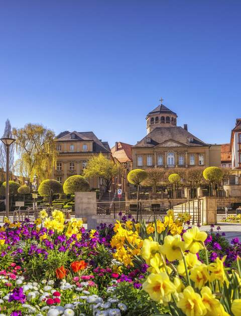 Blick auf den neu sanierten La-Spezia-Platz in Bayreuthan einem schoenen Fruehlingstag mit bunten Blumen  | © GettyImages.com/Juergen Sack