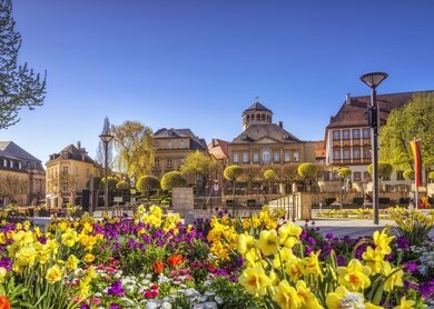 Blick auf den neu sanierten La-Spezia-Platz in Bayreuthan einem schoenen Fruehlingstag mit bunten Blumen  | © GettyImages.com/Juergen Sack
