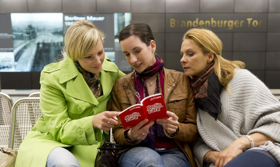 Drei Frauen in der U-Bahn schauen auf eine Berlin Welcome Karte | ©  Berlin Tourismus & Kongress GmbH